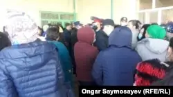 Азық-түлік қоймасының алдына жиналған халық. 27 наурыз 2020 жыл.