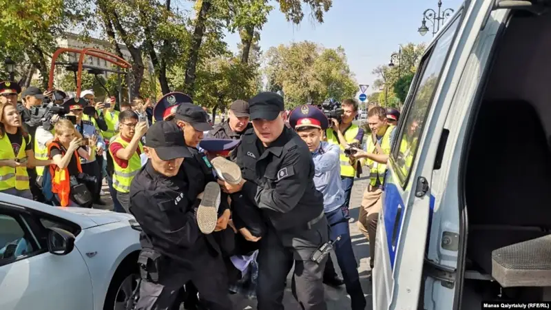 Қазақстанда балаларын митингіге ертіп апарған ата-аналарды жазалауды ұсынды