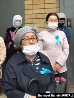 Белсенді Гүлнар Бекешова (алдыңғы қатарда) көзі тірісінде Серік Оразов үнемі полиция бақылауында болды деп санайды. Ақтөбе, 17 мамыр 2020 жыл.