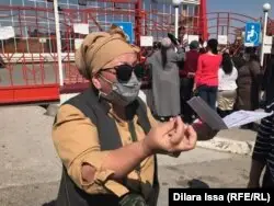 Әкімдік алдына жиналған әйелдердің бірі. 30 наурыз 2020 жыл.