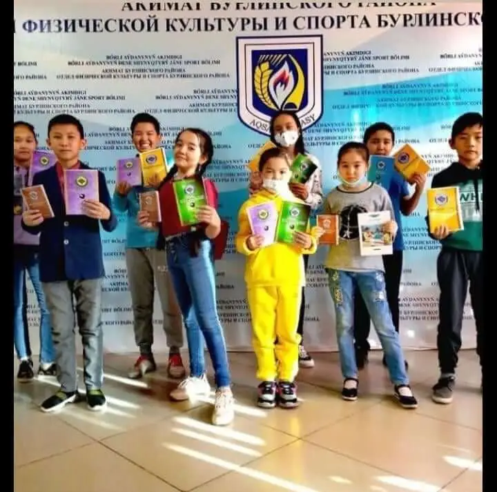 Өз қаржысына алты кітап шығарған батысқазақстандық бапкер биліктен қолдау күтеді