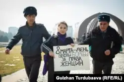 Полицейлер маршқа келгендердің бірін ұстап әкетіп барады. Бішкек, 8 наурыз 2020 жыл