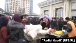 Тәжікстанда коронавирус туралы сыбыстан кейін жұрт жаппай азық-түлік сатып ала бастады