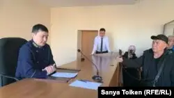 Қайырлы Омардың сотына келген белсенділер судьяны тыңдап отыр. Нұр-Сұлтан, 12 ақпан 2020 жыл.
