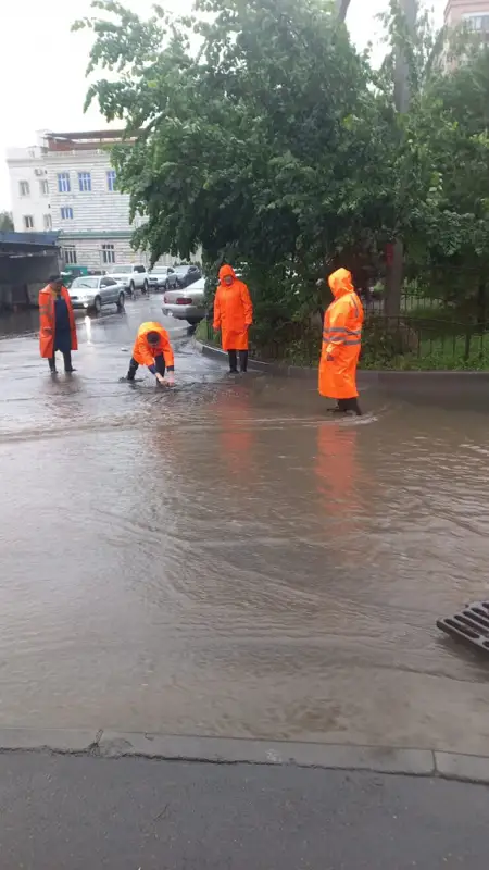 Толассыз жауыннан кейін Алматы көшелерін су басты