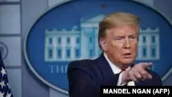 Трамп иммигранттарға уақытша тыйым салды