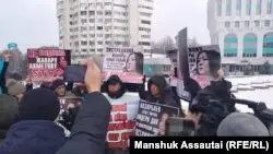 &amp;quot;Республика&amp;quot; алаңына блогер Жанна Ахметті қолдап келген топ. Алматы, 8 қаңтар 2020 жыл.