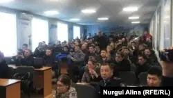 Полиция өкілдерімен кездесіп жатқан жүргізушілер. Петропавл, 18 қаңтар 2020 жыл.