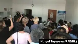 Орталық базар сатушылары мен базар әкімшілігі өкілдері келіссөз жүргізіп жатыр. Нұр-Сұлтан, 14 мамыр 2020 жыл.