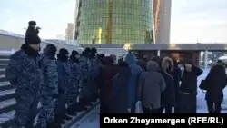 Ақордаға барғысы келген көп балалы аналарды полиция бөгеді