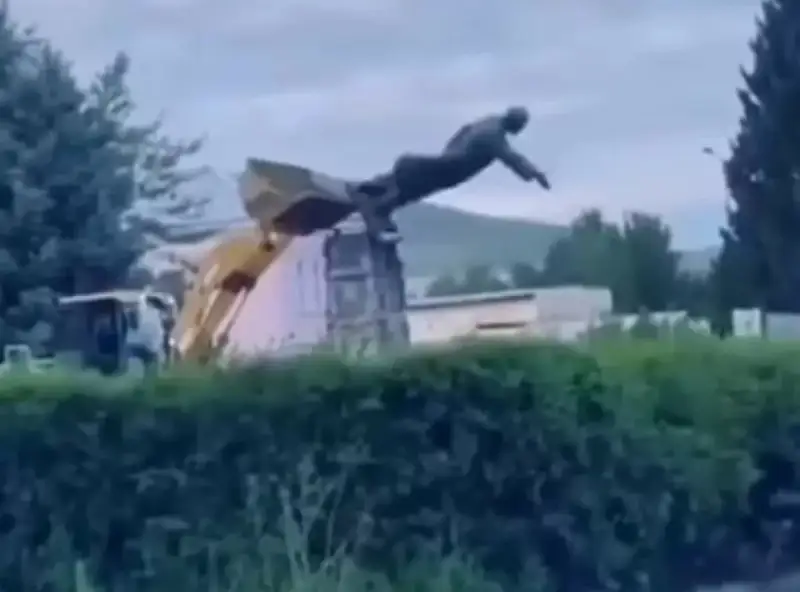 Лениннің ескерткішін құлатқан тракторшы сотталуы мүмкін