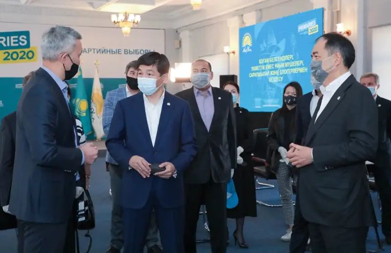 Бауыржан Байбек алматылықтармен Nur Otan праймеризінің барысын талқылады