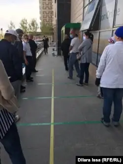 &amp;quot;Халық банк&amp;quot; алдында кезек күтіп тұрған жұрт. Шымкент, 4 сәуір 2020 жыл.