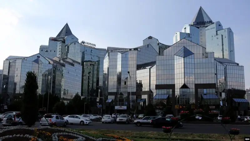 Алматыда ер адам биік ғимараттан құлап, мерт болды