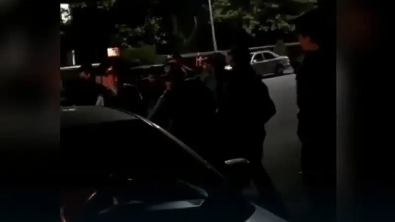 Шымкентте полицейлер жігітті әскерге күшпен алып кеткен (видео)