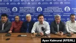 Жанболат Мамай (ортада) биліктің қысымы &amp;quot;Демократиялық партия&amp;quot; құрғысы келетін белсенділерді наразылық шеруіне шығуға мәжбүрлейтінін мәлімдеп отыр. Алматы, 19 ақпан 2020 жыл.