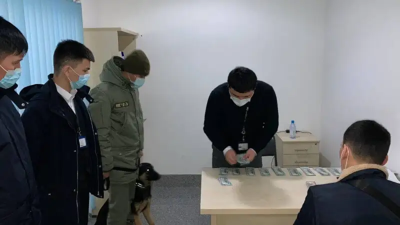 Ақтау әуежайында 15 мың долларды шетелге  әкетпек болған қазақстандық ұсталды