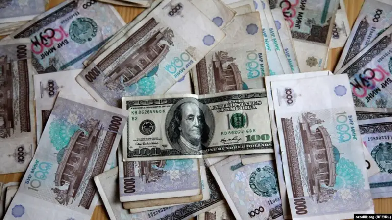 Өзбекстан 100 долларды паспортсыз-ақ сатып алуға рұқсат берді