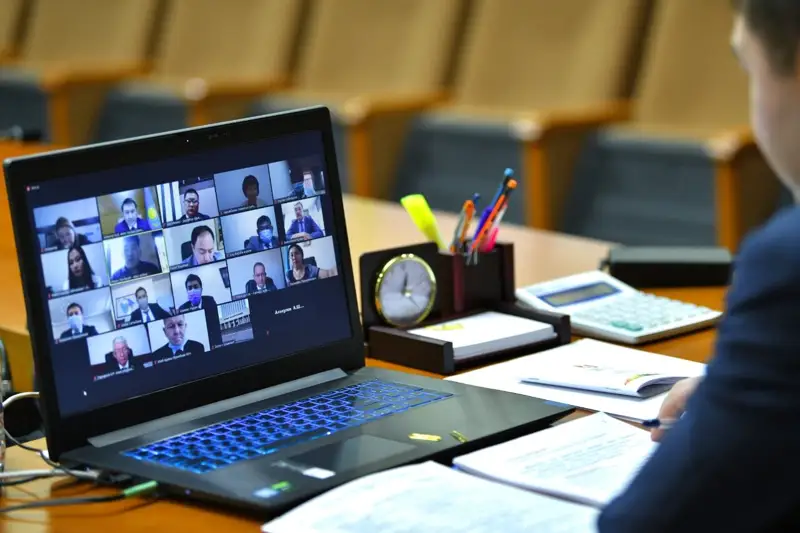 Әйтенов ерлі-зайыптылардың пәтер мәселесін шешуге уәде берді