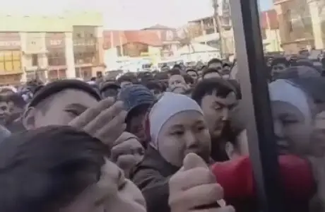 Шымкентте жеңілдікпен киім-кешек алмақ болғандар бірін-бірі таптап кете жаздады (видео)