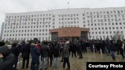 Атырау мен Ақтауда шетелдік нөмірі бар көлік иелері наразылық танытты