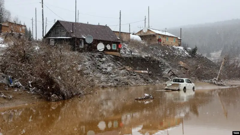 Ресейде алтын кеніштегі бөгеттің жарылуына байланысты үш адам ұсталды
