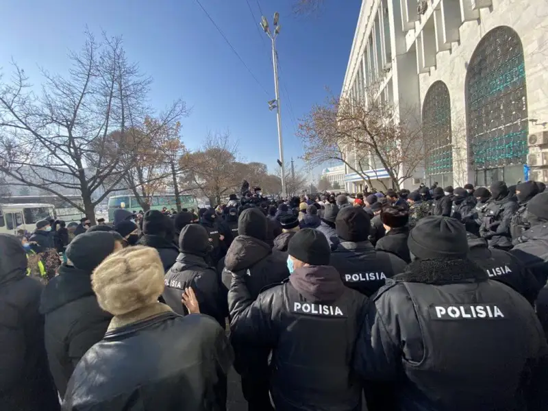 Құрсауда қалған демократия