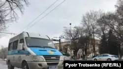 Алматыда полиция белсендіні үйінен ұстап әкетті