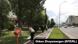 Министрлер үйі маңында наразылық пикетін өткізіп тұрған азаматтар. Нұр-Сұлтан, 9 қыркүйек 2019 жыл.