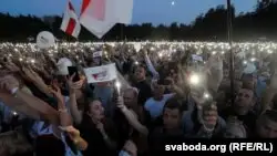 Минскіде Лукашенконың қарсыласын қолдау митингісіне ондаған мың адам шықты