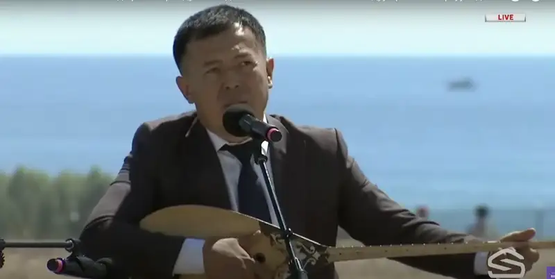 «Бұл жерге жиендерің жаяу келді». Әлтаев сынаған ақын қырғыз президентіне не айтты (видео)