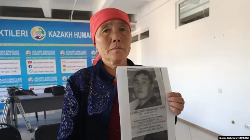 Шыңжаңда саяси лагерьге қамалғандардың туыстары көмек сұрайды