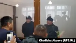Қастер мен Мұрагердің сотына жиналғандар үлкенірек зал беруді талап етті