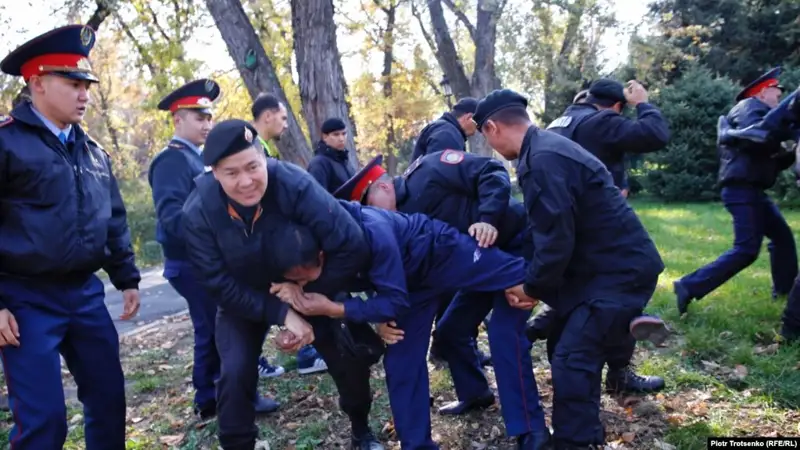 Нұр-Сұлтан мен Алматыда митингі орнында полиция оннан астам адамды ұстады
