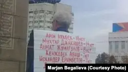 Республика алаңында жалғыз адамдық пикет жасап тұрған белсенді Асхат Жексебаев. Алматы, 4 қазан 2019