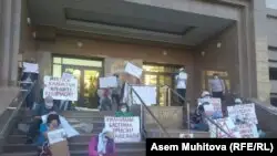 “Үнсіз” әйелдер министрлік алдында түнеп, акциясын жалғастырды