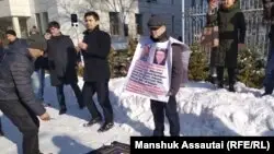 Алматыда жалғыз адамдық пикетке шыққандар Қытайдағы туыстарына көмектесуді сұрады