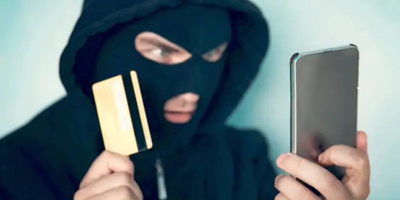 Қарағанды ​​тұрғыны телефонына екі бағдарлама орнатып, 11 миллион теңгесінен айрылды