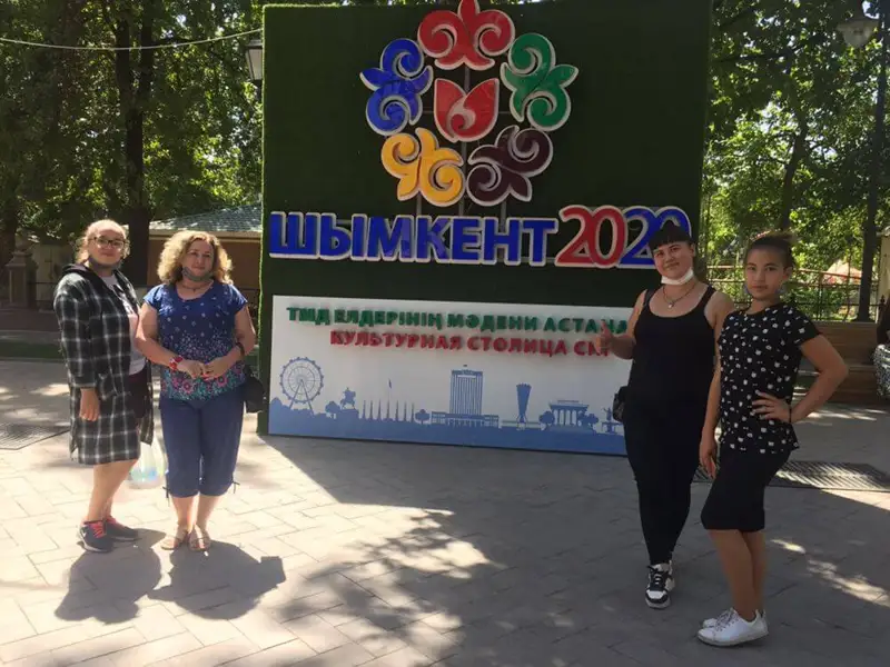 Шетелдіктерге ақысыз гид қызмет көрсетеді