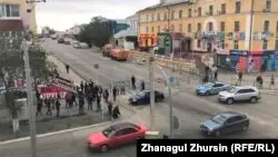 Полиция орталық базар бағытындағы көшені жауып тұр. Ақтөбе. 21 қыркүйек, 2019 жыл.
