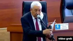 Қырғыз депутаты жұрттан кешірім сұрап, мандатын тапсырды