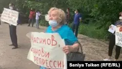 Нұр-Сұлтанда изолятор алдына келгендер митингіде қамалғандарды босатуды талап етті
