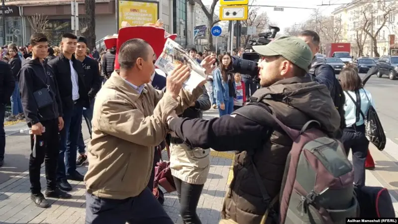 Әділ сөз: Қазақстанда тілшілерге кедергі келтіру сипаты түрленіп барады