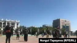 Нұр-Сұлтанда 30 шақты әйел әкімдікке келіп, дәрі тапшылығына наразылық білдірді