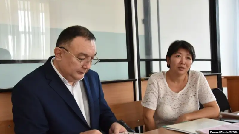 Сот полицейге ине сұқты деп айыпталған белсендінің бостандығын шектеді