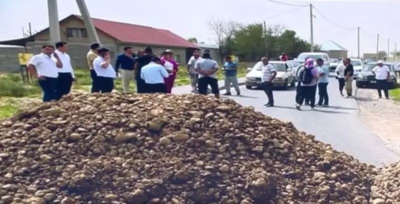 Шымкентте жерінен айрылған кәсіпкер жолды жауып тастады (видео)