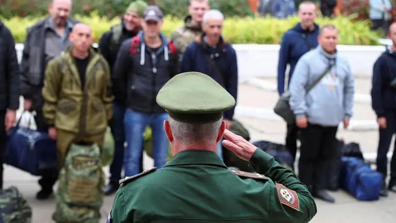 Ресейде мобилизация кезінде әскери бөлімшелерді тастап, елден қашқандарға үкім шықты
