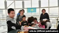 Ирактан қайтарылған балалар жақын туыстарына берілді