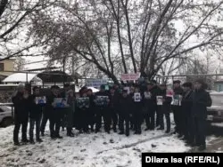 Дулат Ағаділмен қоштасу рәсіміне келген белсенділер. Шымкент, 27 ақпан 2020 жыл.