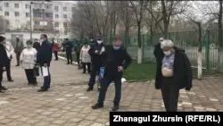Ақтөбеде саяжайға автокөлікпен баруға рұқсат алғысы келетіндер кезекке тұрды